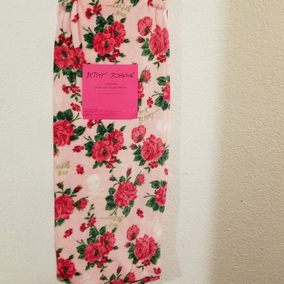 Betsey Johnson Accessories - 🌹Betsey Johnson throw blanket